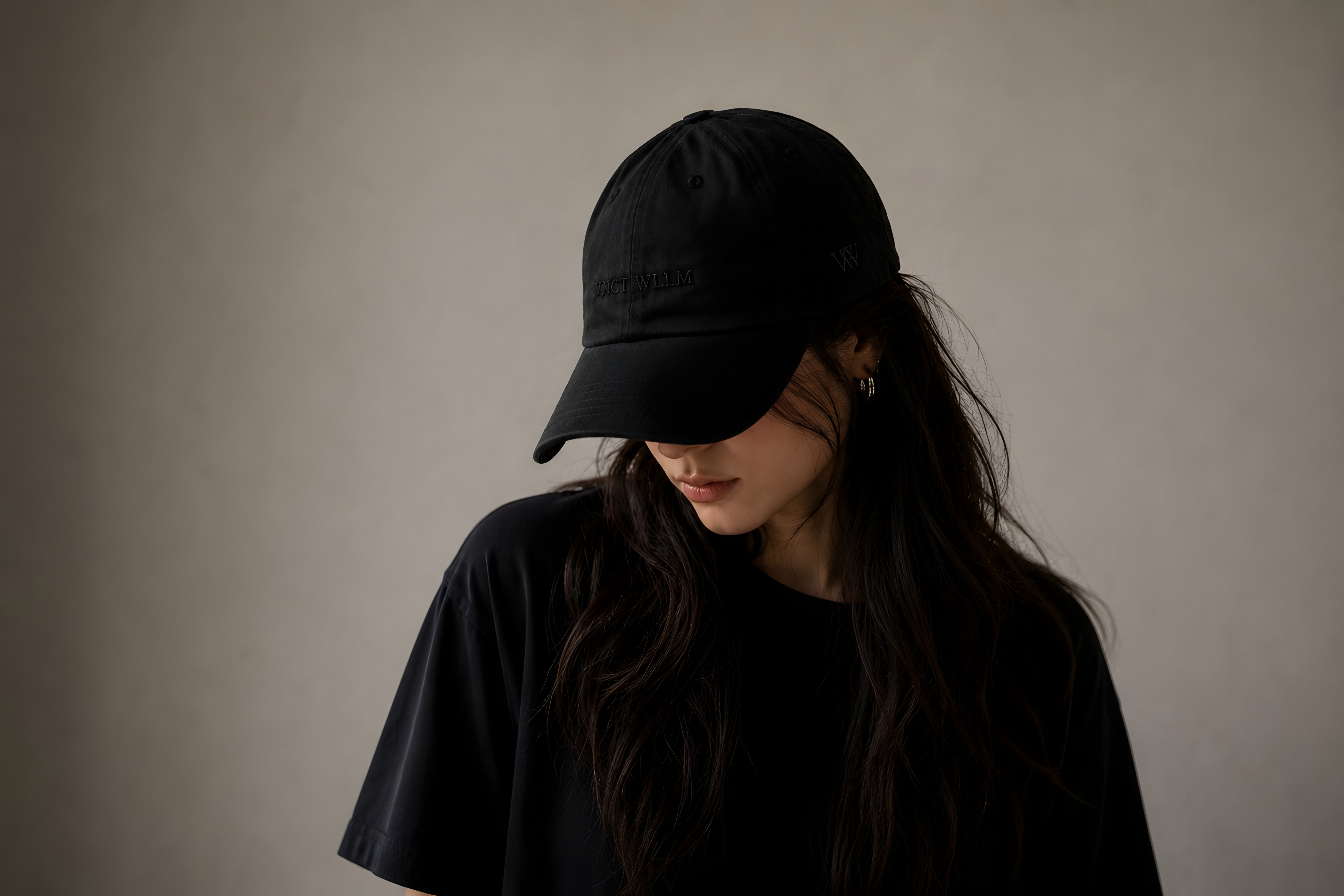 Model wearing the black VNCT WLLM Élude - Cap with tonal embroidery