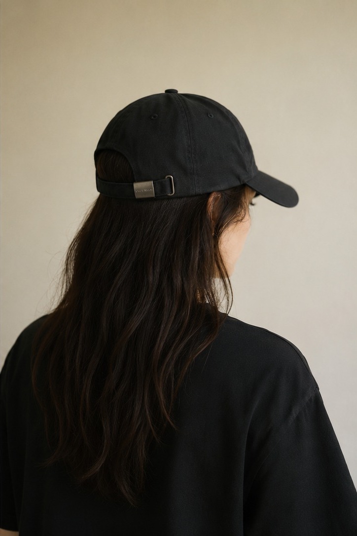 Élude — Cap worn from the back, showing the adjustable antique-silver clasp